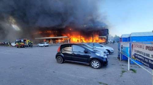 Ουκρανία: Ρωσικοί πύραυλοι χτύπησαν εμπορικό κέντρο με πάνω από 1000 άτομα στο Κρεμεντσούκ, λέει ο Ζελένσκι - Τουλάχιστον 10 νεκροί