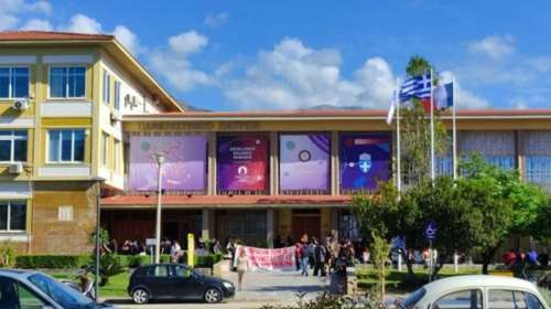 Πάτρα: "Ουδέποτε ζητήθηκε η συνδρομή των αστυνομικών δυνάμεων" η απάντηση της ΕΛΑΣ για τον εγκλωβισμένο πρύτανη