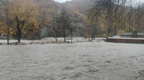 Καστοριά: Υπερχείλισε ο Αλιάκμονας στο Νεστόριο, καταστροφές στο χώρο του River party και στο χωριό Γράμμος [εικόνες]