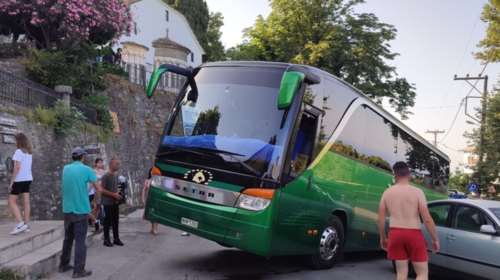 Λεωφορείο σηκώθηκε στον &quot;αέρα&quot; στη Ζαγορά Πηλίου - Πήρε κλειστά τη στροφή ο οδηγός [εικόνες]