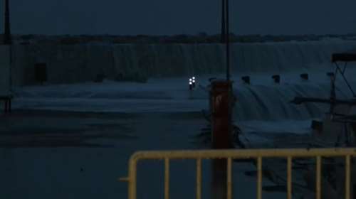 Τραγωδία στο Παράλιο Άστρος: Νεκρός ο λιμενικός που τον παρέσυραν τα κύματα - Προσπαθούσε να δέσει σκάφος