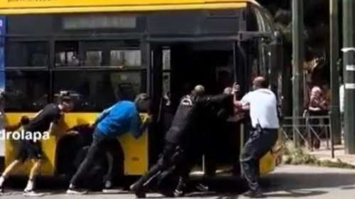 Ποδηλατικός γύρος Ελλάδος: Τρόλεϊ &quot;έμεινε&quot; στη Συγγρού - Το έσπρωξαν για να συνεχιστεί ο αγώνας [βίντεο]