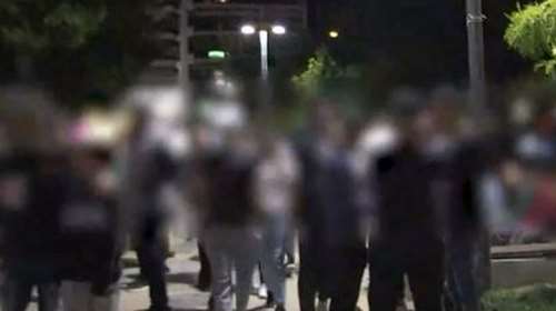 Νέα βίντεο: Συνωστισμός στις πλατείες της Αθήνας τη νύχτα με take away ποτά και κοκτέιλ - Χωρίς αποστάσεις