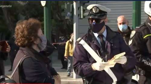 Ακυρώνεται το παράλογο πρόστιμο στη γυναίκα που άφησε ένα λουλούδι στο Πολυτεχνείο - Παρέμβαση αρχηγού της ΕΛ.ΑΣ.