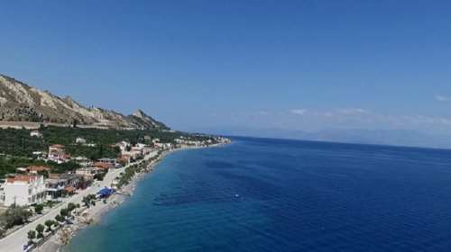 Θρίλερ στο Ξυλόκαστρο: Πτώμα άνδρα σε παραλία με τραύματα στο κεφάλι