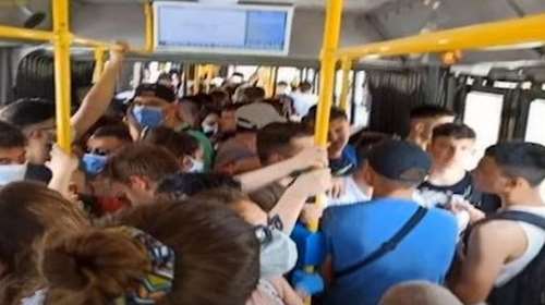 Ελληνικό: Συνωστισμός στα λεωφορεία για μια βουτιά στη θάλασσα - Πήγαν... περίπατο τα μέτρα [Βίντεο]