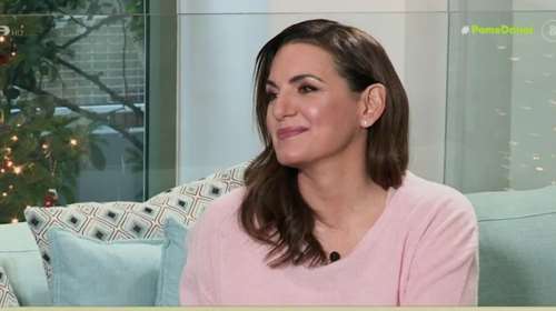 Όλγα Κεφαλογιάννη - Μίνως Μάτσας: Άνοιξαν το φωτεινό σαλόνι τους με την εσωτερική σκάλα και το τζάκι