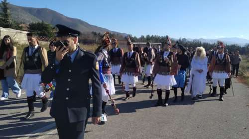 Κοζάνη: Ξεσήκωσαν τα χωριά οι ξακουστοί Μωμόγεροι - Το έθιμο που αναβίωσε και φέτος [Εικόνες - Βίντεο]