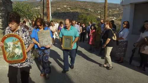 Κάνουν... λιτανείες στις Κυκλάδες για τη λειψυδρία: Οι πιστοί προσεύχονται ζητώντας να βρέξει [βίντεο]