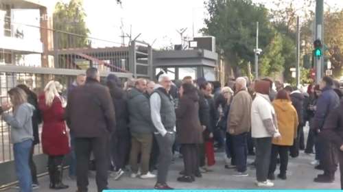 Εκατοντάδες συγγενείς έξω από το Αλλοδαπών μετά τις 424 προσαγωγές- Ανάμεσα στους κρατούμενους και 15χρονοι