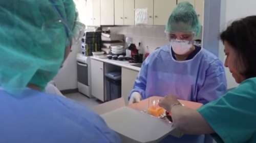 Αξέχαστα γενέθλια παρά τον κορονοϊό: Η τρυφερή έκπληξη γιατρών σε 64χρονη στο &quot;Σωτηρία&quot; [ Βίντεο]