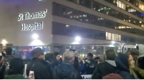 Απίστευτο: &quot;Ο κορονοϊός είναι απάτη&quot; φώναζαν αρνητές έξω από νοσοκομείο αναφοράς στη Βρετανία [Βίντεο]