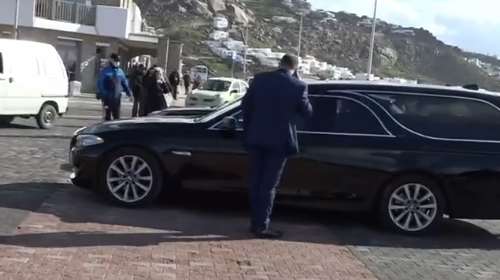 Κηδεία Τζώρτζη Μονογυιού: Στη Μύκονο η σορός του - Θα ταφεί με τα ρούχα του γάμου του [βίντεο]