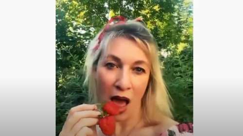 Μαρία Ζαχάροβα: Αντιδράσεις από το &quot;πονηρό&quot; και ειρωνικό βίντεο στο Telegram - Τρώει φράουλες με νάζι