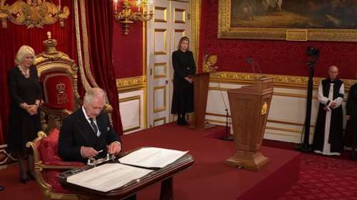 Ο Κάρολος Γ&#39; ανακηρύχθηκε Βασιλιάς: &#39;&#39;Θα αφιερώσω όση ζωή μου απομένει στο νέο μου ρόλο&#39;&#39; - God save the King [βίντεο]