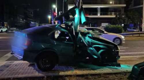 Τροχαίο με τέσσερις τραυματίες στην παραλιακή - ΙΧ καρφώθηκε σε κολώνα [βίντεο]