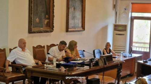 Βόλος: Aμανέδες και τραγούδια από τον Αχιλλέα Μπέο και την παράταξή του στο δημοτικό συμβούλιο [βίντεο]