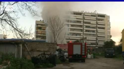 Φωτιά σε μάντρα στα Πατήσια: Εκρήξεις σε εγκαταλελειμμένα οχήματα