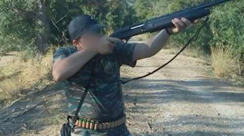 &#39;Έγκλημα στην Καβάλα: &#39;&#39;Πυροβόλησε για εκφοβισμό, δεν ξέρει καν να κρατά όπλο&#39;&#39; λέει ο δικηγόρος του 25χρονου [βίντεο]