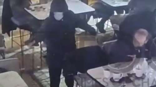 Νέα Σμύρνη: Η στιγμή που ο μασκοφόρος ανοίγει πυρ σε καφετέρια - Σοκάρει το βίντεο ντοκουμέντο