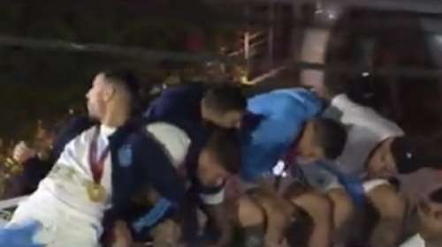 Τρομακτικό βίντεο από τη φιέστα στην Αργεντινή: Καλώδιο παραλίγο να… αποκεφαλίσει τον Μέσι και τους συμπαίκτες του