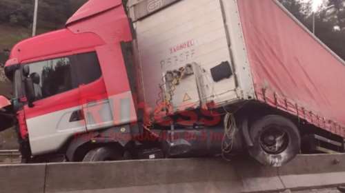 Τροχαίο στη Θεσσαλονίκη: Νταλίκα "δίπλωσε" στο Δερβένι - Ζημιές σε τρία οχήματα