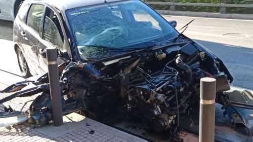 Σοβαρό τροχαίο στο Φάληρο: Αυτοκίνητο σύρθηκε 50 μέτρα και διαλύθηκε πάνω στις γραμμές του τραμ [βίντεο]