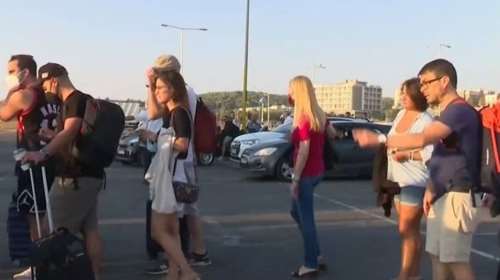 &quot;Ουρές&quot; στο λιμάνι του Πειραιά για το τριήμερο του Αγίου Πνεύματος - Γεμάτα φεύγουν τα πλοία [βίντεο]