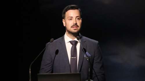 Ο Πέτρος Κουσουλός απαντά στον Κούγια για &quot;τα μήλα στα μάγουλα&quot;: &quot;Εχω κάποια στο πορτμπαγκάζ&quot; [βίντεο]