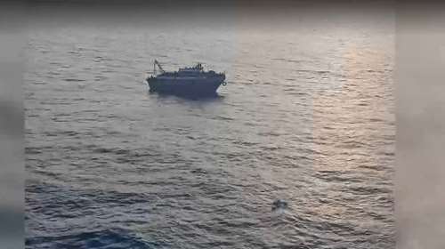 Πύλος: Νέο βίντεο ντοκουμέντο από το αλιευτικό πριν το ναυάγιο - Εμπορικό πλοίο το προμηθεύει με τρόφιμα και νερό