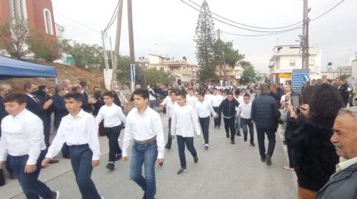 Συγκίνηση: Παρέλαση στο &quot;λαβωμένο&quot; από τους σεισμούς Αρκαλοχώρι [εικόνες]