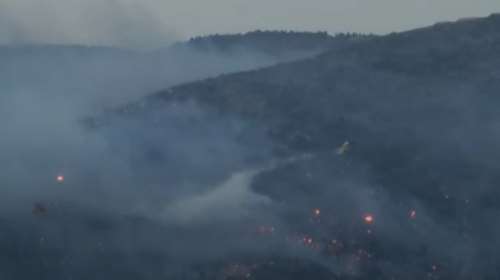 Φωτιά στον Ασπρόπυργο: Καλύτερη εικόνα στο Σοφό - Σηκώθηκαν εναέρια μέσα