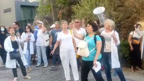 Ανεμβολίαστοι υγειονομικοί έξω από το σπίτι του Κυριάκου Μητσοτάκη - Προσήχθησαν στη ΓΑΔΑ [Βίντεο]