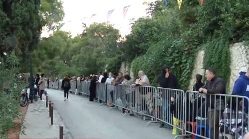 Λυκαβηττός: Ουρές στο ναό των Αγίων Ισιδώρων - Η &quot;παρέλαση&quot; Μπογδάνου &amp; Λατινοπούλου και η οργή Τατσόπουλου