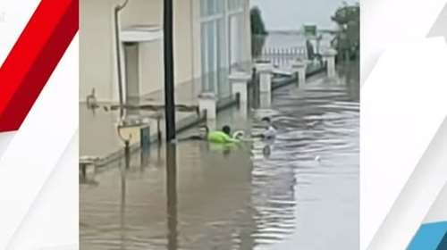 Δραματική διάσωση στον Παλαμά Καρδίτσας - Πατέρας βγάζει με βάρκα τα παιδιά από το σπίτι [βίντεο]