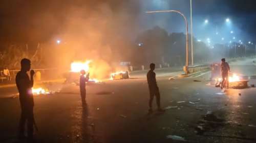 Επεισόδια από Ρομά σε Ασπρόπυργο, Χαλκίδα, Θήβα, Ρόδο - Φωτιές με οδοφράγματα και σπασμένα αυτοκίνητα