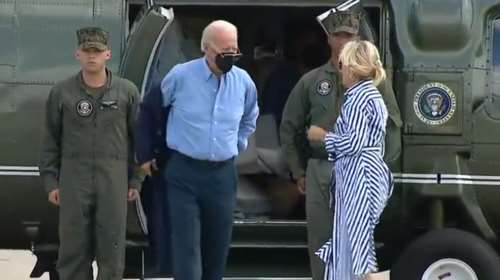 Viral βίντεο με τον Τζο Μπάιντεν: Η &quot;μάχη&quot; του Αμερικανού Προέδρου να... φορέσει το σακάκι του