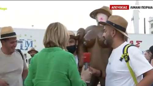 Με... πλαστική κούκλα του σεξ μια παρέα βγήκε live στο MEGA από τον Πειραιά [βίντεο]