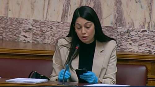 Πρωτοφανές: Βουλευτές με γάντια και... σε απόσταση σε συνεδρίαση της Βουλής λόγω κορονοϊού