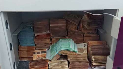 Ο θησαυρός που έκρυβε στο χρηματοκιβώτιό του ο Διοικητής του Α.Τ.. Ασπροπύργου- Αρχηγός του κυκλώματος με τις ελληνοποιήσεις [εικόνες]