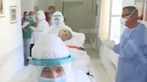 Κορονοϊός: Γιατροί χειροκροτούν και αποχαιρετούν 79χρονο που βγαίνει από τη ΜΕΘ