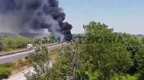Φωτιά σε βυτιοφόρο στην Πιερία: Ανασύρθηκε ο οδηγός χωρίς τις αισθήσεις του - Κλειστή η εθνική οδός [εικόνες]
