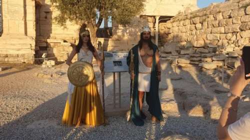 Τι απαντούν οι αρχαιοφυλάκες στην Μενδώνη για το απαράδεκτο σκηνικό με τις χλαμύδες στην Ακρόπολη -  [εικόνες, βίντεο]