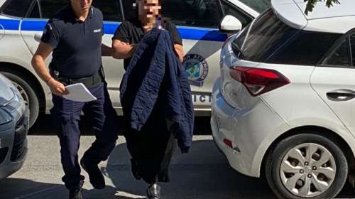 Βόλβη: &quot;Τρώγαμε και έπεσε πάνω στο μαχαίρι&quot;, λέει τώρα η 31χρονη που μαχαίρωσε τον άνδρα της