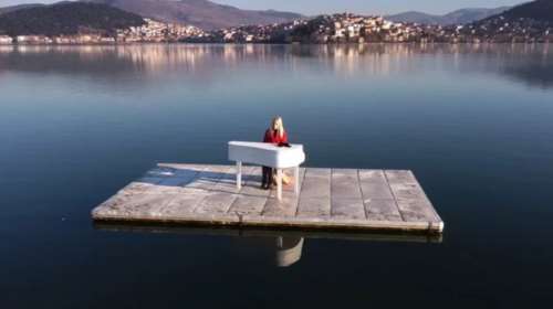 Εκπληκτικό θέαμα στην Καστοριά: Η "ιπτάμενη πιανίστα" Έλενα Ξυδιά παίζει πιάνο στη μέση της λίμνης [εικόνες - βίντεο]