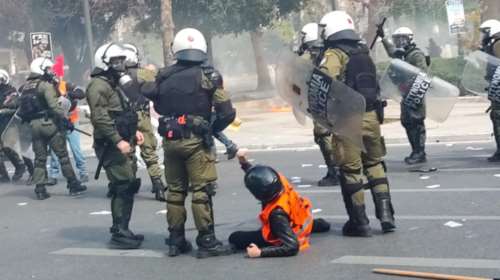 Η &quot;Αυγή&quot; καταγγέλλει απρόκλητη επίθεση της αστυνομίας στους διαδηλωτές- Το επίμαχο βίντεο