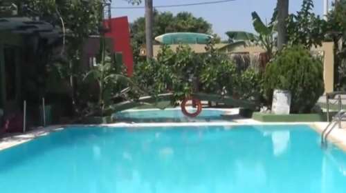 Δράμα: Ώρες αγωνίας για 18χρονο σε πισίνα - Ανασύρθηκε χωρίς τις αισθήσεις και επανήλθε στη ζωή με ΚΑΡΠΑ