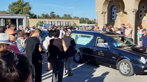 Ρόδος: Οδύνη και οργή στην κηδεία της 32χρονης Δώρας [Εικόνες]