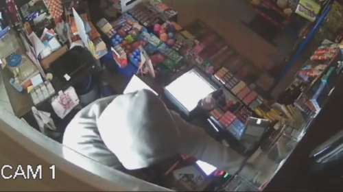 Θεσσαλονίκη: Καρέ καρέ η διάρρηξη σε ψιλικατζίδικο – Έβαζε σε σακούλες τα τσιγάρα [βίντεο]