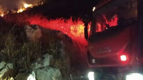 Ολονύκτια μάχη για να περιοριστεί η φωτιά στη βόρεια Κέρκυρα - Νέα μηνύματα 112 για εκκενώσεις οικισμών